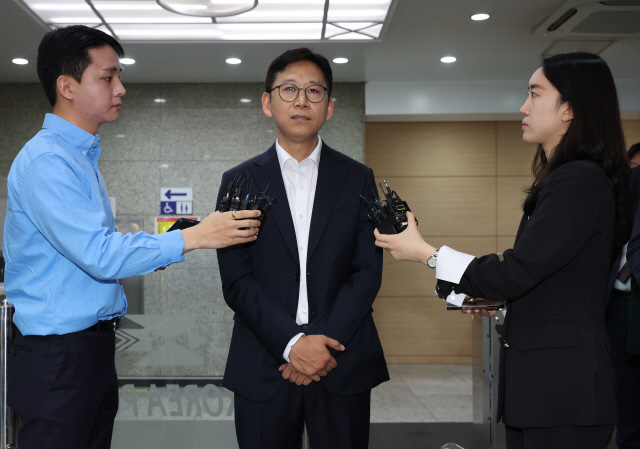 배경훈(가운데) 과학기술정보통신부 장관 후보자가 24일 서울 종로구 광화문우체국에 마련된 인사청문회 준비 사무실로 출근하며 취재진의 질문에 답하고 있다. 연합뉴스